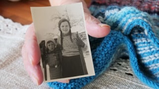 Ein schwarz-weisses Foto zweier Mädchen, in einer Hand gehalten.