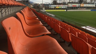 Orange Schalensitze auf Tribüne Orange Schalensitze auf Tribüne