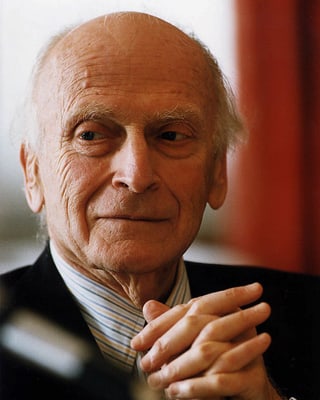 Porträt des gealterten Yehudi Menuhin mit verschränkten Händen. Porträt des gealterten Yehudi Menuhin mit verschränkten Händen.