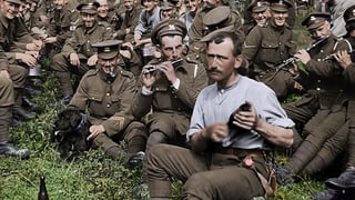 Musizierende Soldaten während des Ersten Weltkriegs.