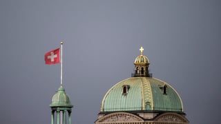 Bundeshauskuppel und Schweizer Fahne.