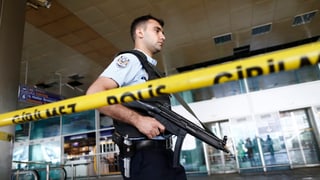 Polizist mit Maschinengewehr am Flughafen Atatürk