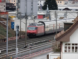 Eine S-Bahn der SBB unterwegs zwischen Aarau und Olten, aufgenommen am 4. Februar 2016, Blick Richtung Olten, in Aarau. 