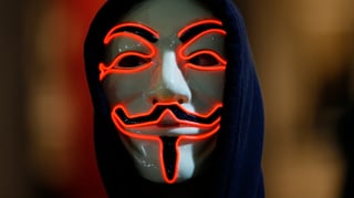 Ein Mann mit einer Maske.