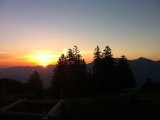 Früh morgens auf der Alp Malbun, die Sonne geht langsam hinter den Bergen auf.