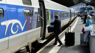 Passagiere im Bahnhof Lausanne steigen in de TGV Richtung Paris.
