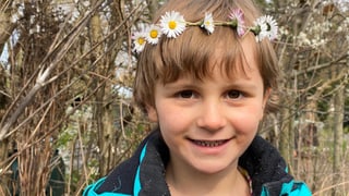Kind mit Blumenkranz um den Kopf Kind mit Blumenkranz um den Kopf
