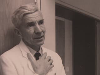 Roland Kuhn beschrieb 1957, wie er den Wirkstoff Imipramin an über 300 Patienten der Psychiatrischen Klinik Münsterlingen testete.