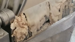 Das Bild zeigt eine Maschine, die Teil der Hefeproduktion ist. Das Bild zeigt eine Maschine, die Teil der Hefeproduktion ist.