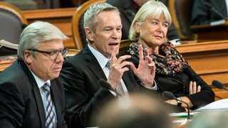 Werner Luginbühl im Ständerat zwischen zwei Amtskollegen. 