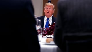 Donald Trump an einem Tisch. Donald Trump an einem Tisch.