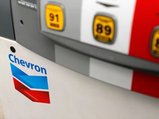 Eine Zapfsäule mit dem Logo von Chevron.