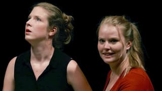 Zwei Nachwuchs-Schauspielerinnen der «Manufacture» in Lausanne.
