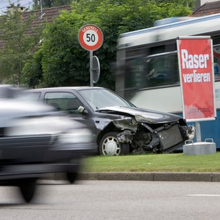Kampagne der Polizei: Kaputtes Auto und «Raser verlieren»-Plakat. Kampagne der Polizei: Kaputtes Auto und «Raser verlieren»-Plakat.