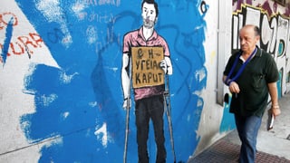 Ein Mann mit dem Arm in einer Schlaufe geht an einem Graffiti vorbei, die einen Mann mit Krücken zeigt.
