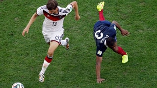 Müller gegen Evra an der WM 2014.
