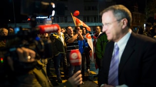 Maxime Zuber, Stadtpräsident von Moutier, im Blitzlichtgewitter der Journalisten.