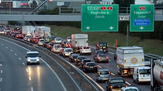 Autobahn A1 Richtung Zürich Flughafen mit Stau. Die Gegenfahrbahn ist frei.
