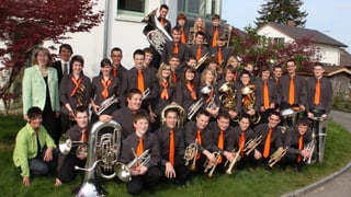 Gruppenbild mit Musikantinnen, Musikanten und Leitern der Liberty Brass Band Junior.