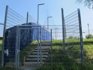 Gitter-Wände als Trennung der Fan-Sektoren. 