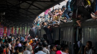 Überfüllter Bahnhof in Bangladesch