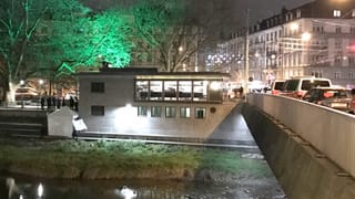 Ein Zelt wird aufgespannt von der Polizei. Ein Zelt wird aufgespannt von der Polizei.