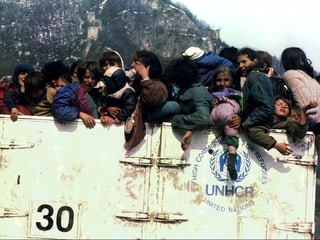 In einem überfüllten Lastwagen der UNHCR werden Frauen und Kinder weggefahren.