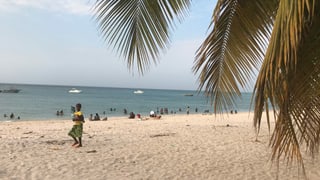Schöner Sandstrand mit Menschen und Palmen. Schöner Sandstrand mit Menschen und Palmen.