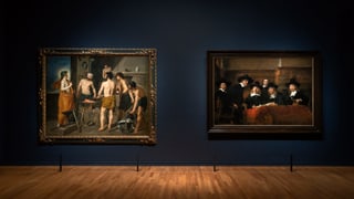 Ein Bild in der Ausstellung: an der Wand hängen zwei Werke nebeneinander. Eines aus Spanien, eines aus den Niederlanden.