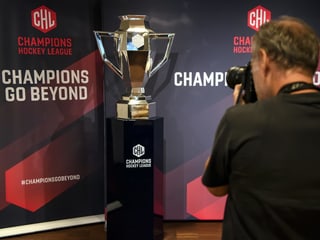 Der Champions-Hockey-League Pokal wird frontal abfotografiert.