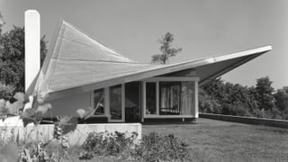 ein schwarz-weiss Foto eines Hauses mit einem Trapez-Dach