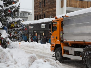 Räumungsarbeiten in Zermatt. Das Nobel-Skiort ist – schon wieder – von der Aussenwelt abgeschnitten. 