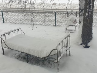 Bett im Schnee.