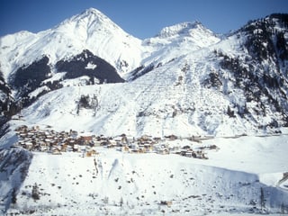 Das Dorf und ein kahler Hang oberhalb.