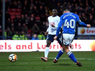 Rochdale-Captain Ian Henderson erzielt die überraschende Führung.