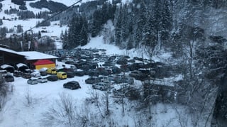 Viele Autos auf dem Parkplatz in Adelboden. Viele Autos auf dem Parkplatz in Adelboden.