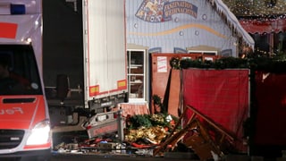 Zerstörte Buden auf dem Weihnachtsmarkt in Berlin. Vor 21 Uhr ist ein schwarzer Scania-Lastwagen in den Markt gefahren.