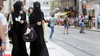 Zwei verschleierte Frauen in einer Einkaufspassage in Genf. 