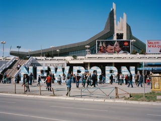 Das Newborn-Monument vor dem Palace of Youth and Sports.