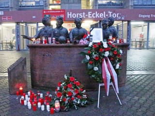 Fans des 1. FC Kaiserslautern stellen am Horst-Eckel-Tor Kerzen und Rosenkränze auf.