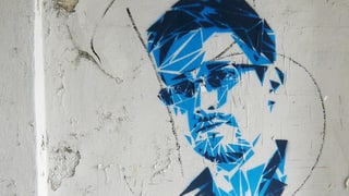 Graffitti mit dem Porträt von Edwar Snowden an einer Wand