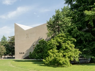 Der Anbau des Landesmuseums ist ein markanter Betonbau.