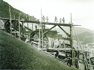 Bauarbeiter auf Holzgerüst beim Bau der Bergbahn