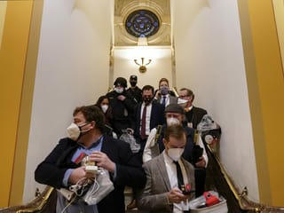 Menschen mit Gepäck verlassen Saal