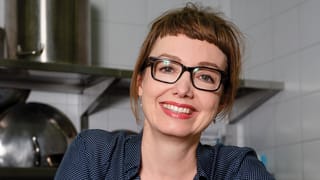 Porträt von Maja Brunner in der Küche. Porträt von Maja Brunner in der Küche.