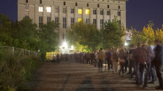 Eine Schlange Menschen vor einem Haus. Eine Schlange Menschen vor einem Haus.