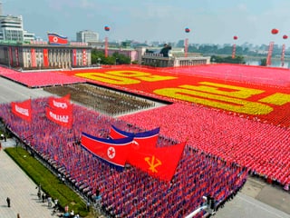 Unzählige Nordkoreaner huldigen dem Führer.
