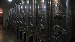 metallsilberfarbene Weinbehälter