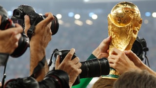 Der Weltpokal und Fotoapparate
