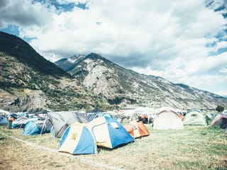 Man kann sie nur lieben, diese Camping-Kulisse!